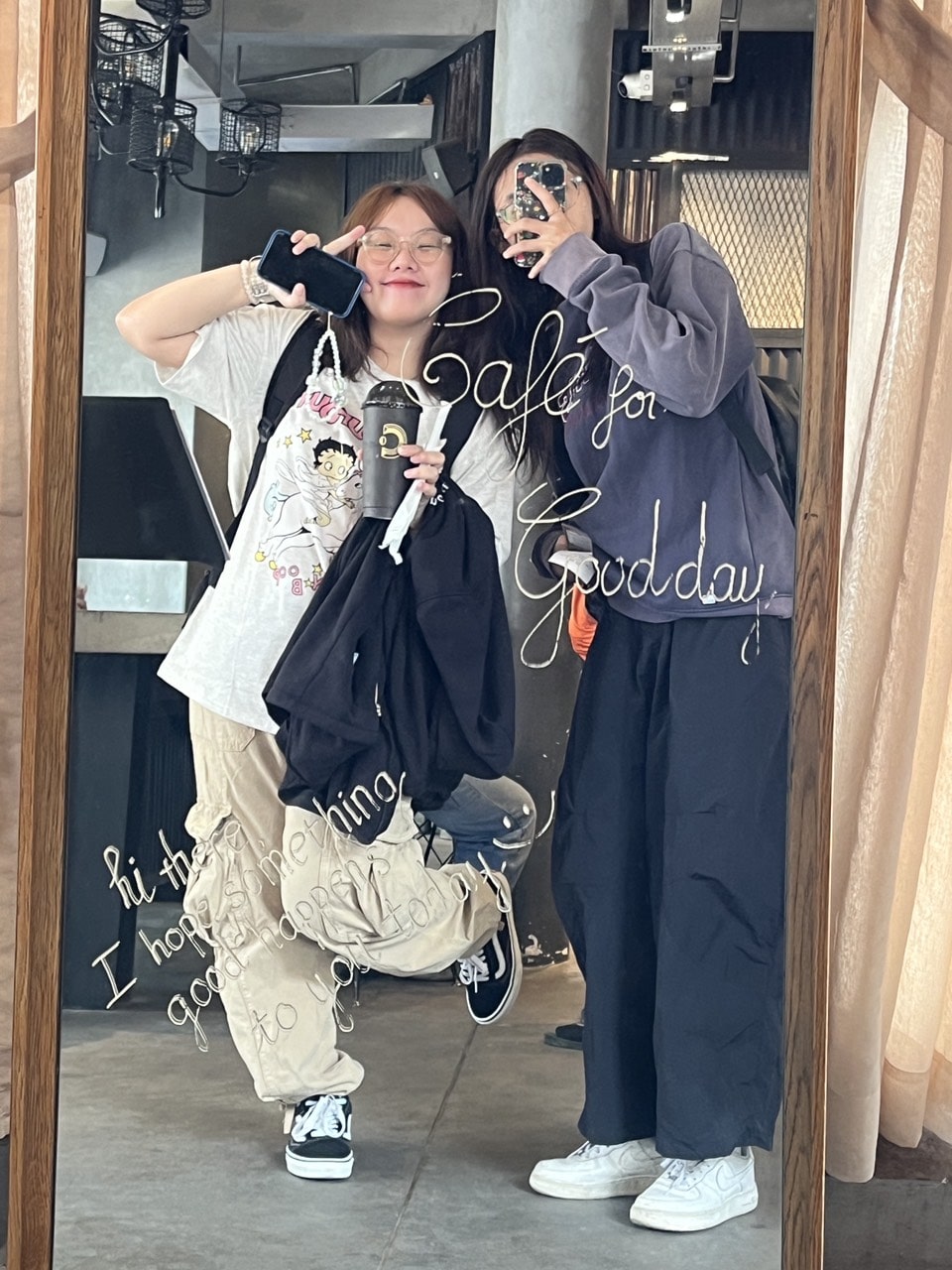 Hình tụi mình đi cà phê với nhau